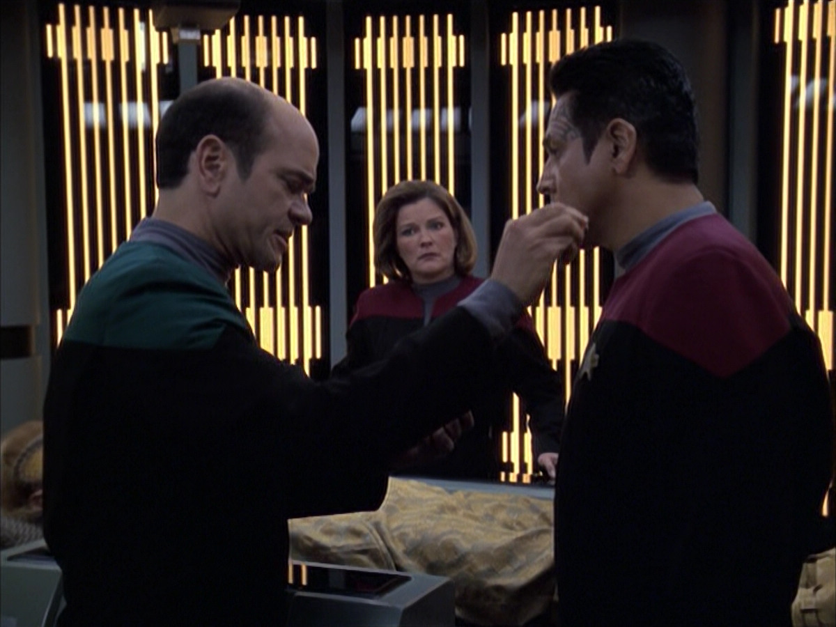 extant_StarTrek_VOY_6x14-Memorial_01260.jpg