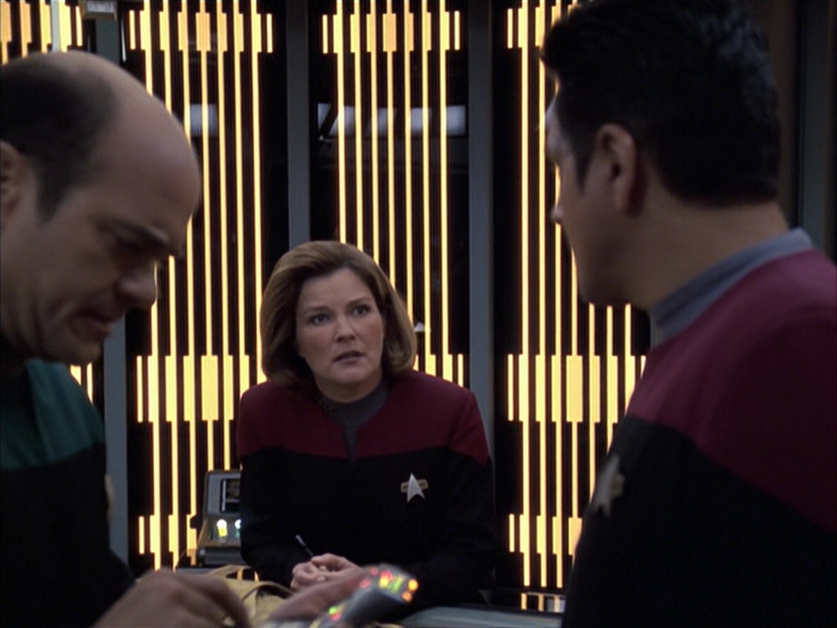 extant_StarTrek_VOY_6x14-Memorial_01265.jpg