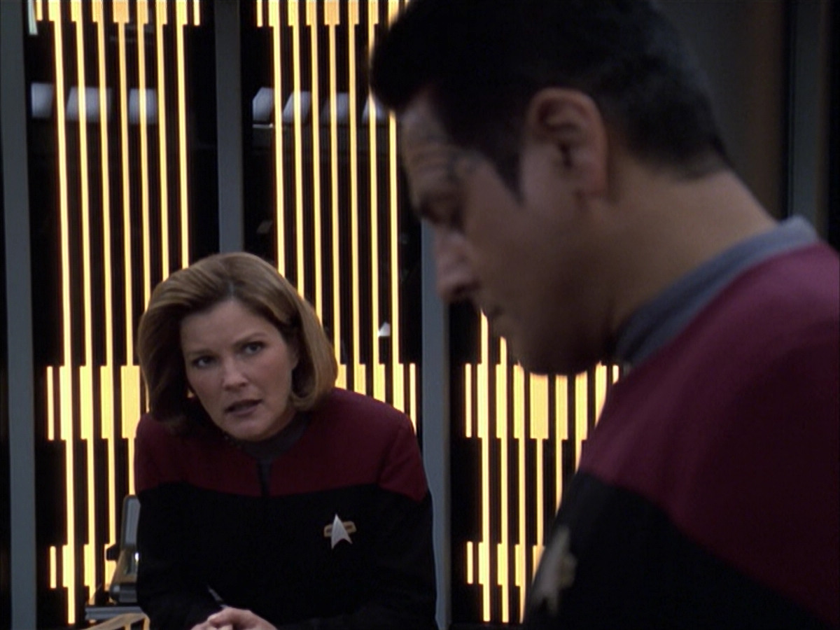 extant_StarTrek_VOY_6x14-Memorial_01270.jpg