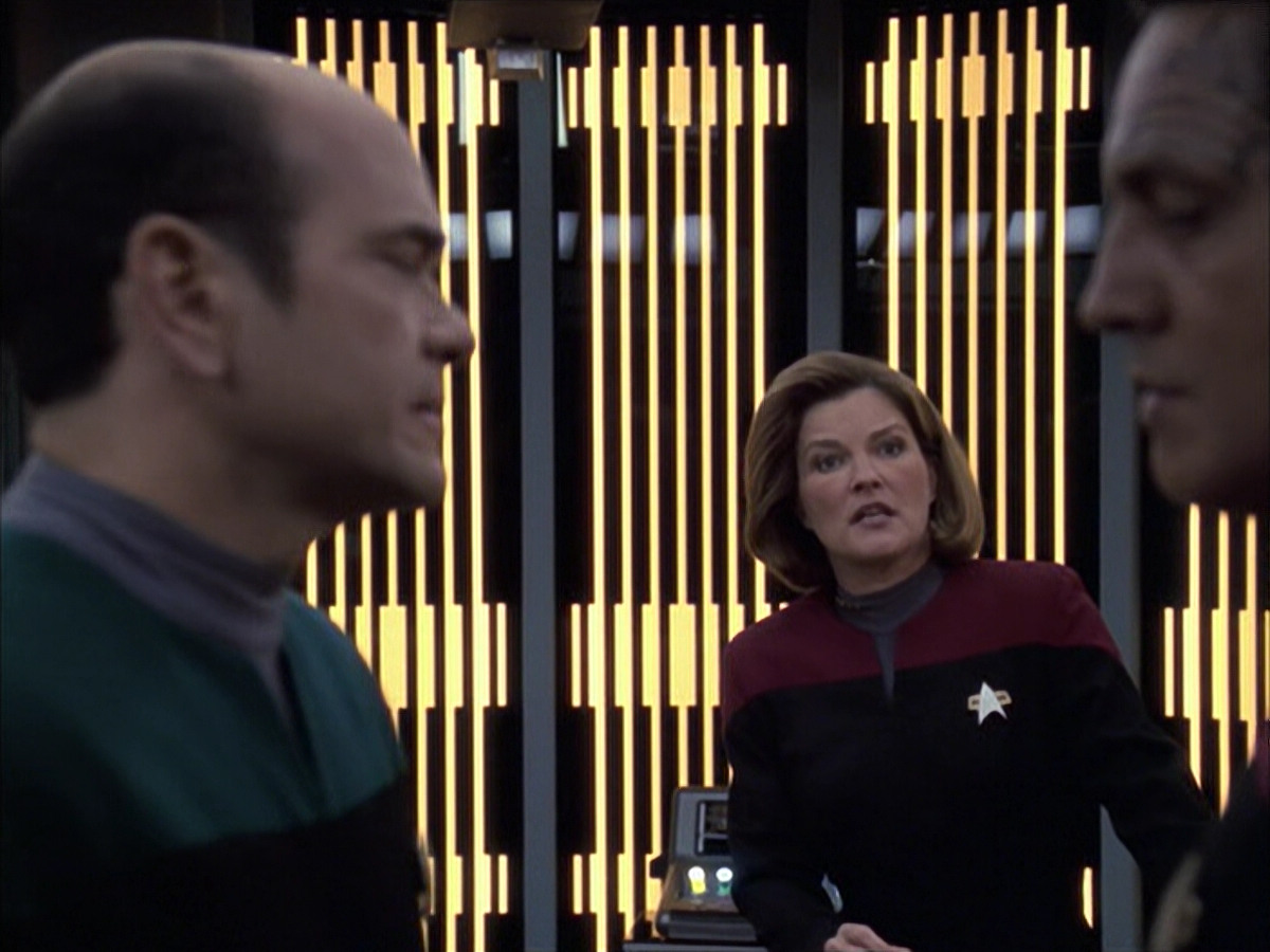 extant_StarTrek_VOY_6x14-Memorial_01284.jpg