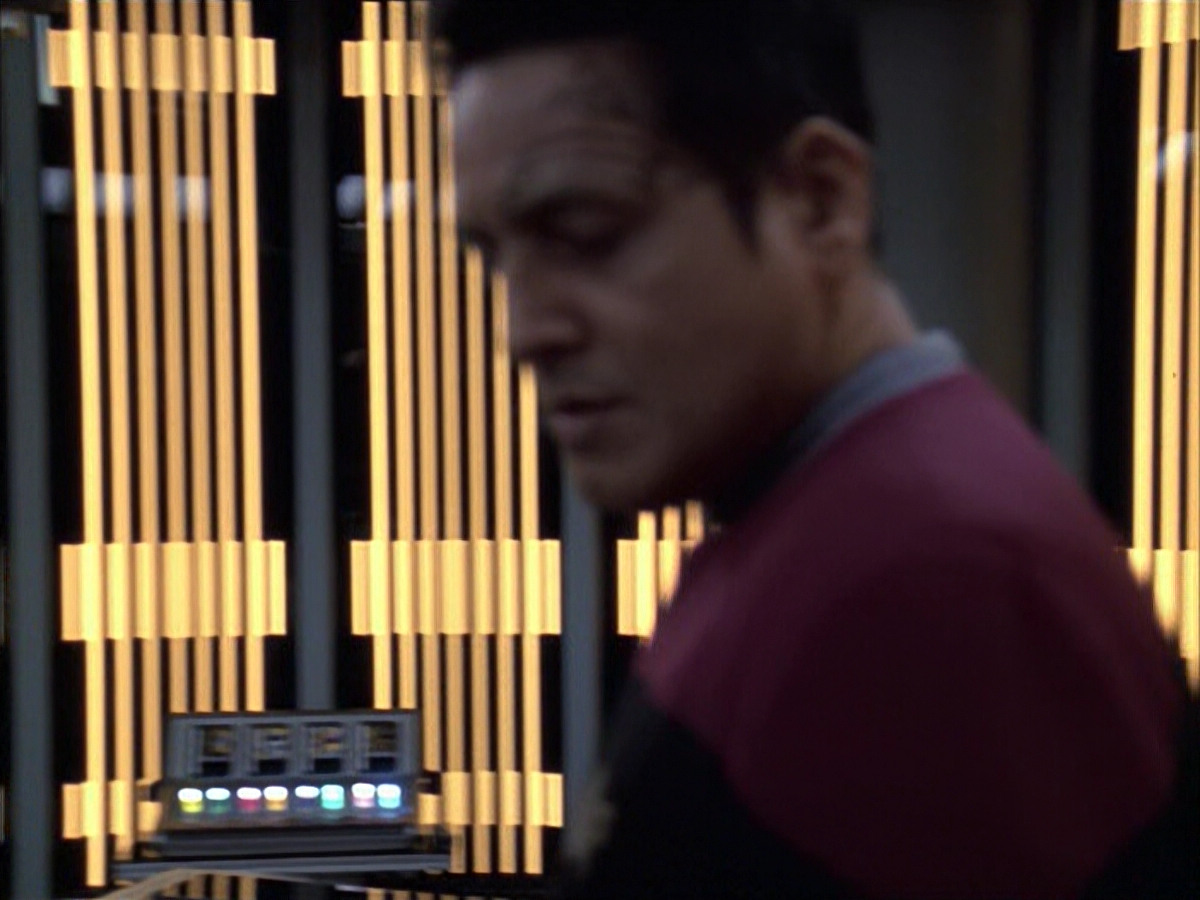 extant_StarTrek_VOY_6x14-Memorial_01286.jpg