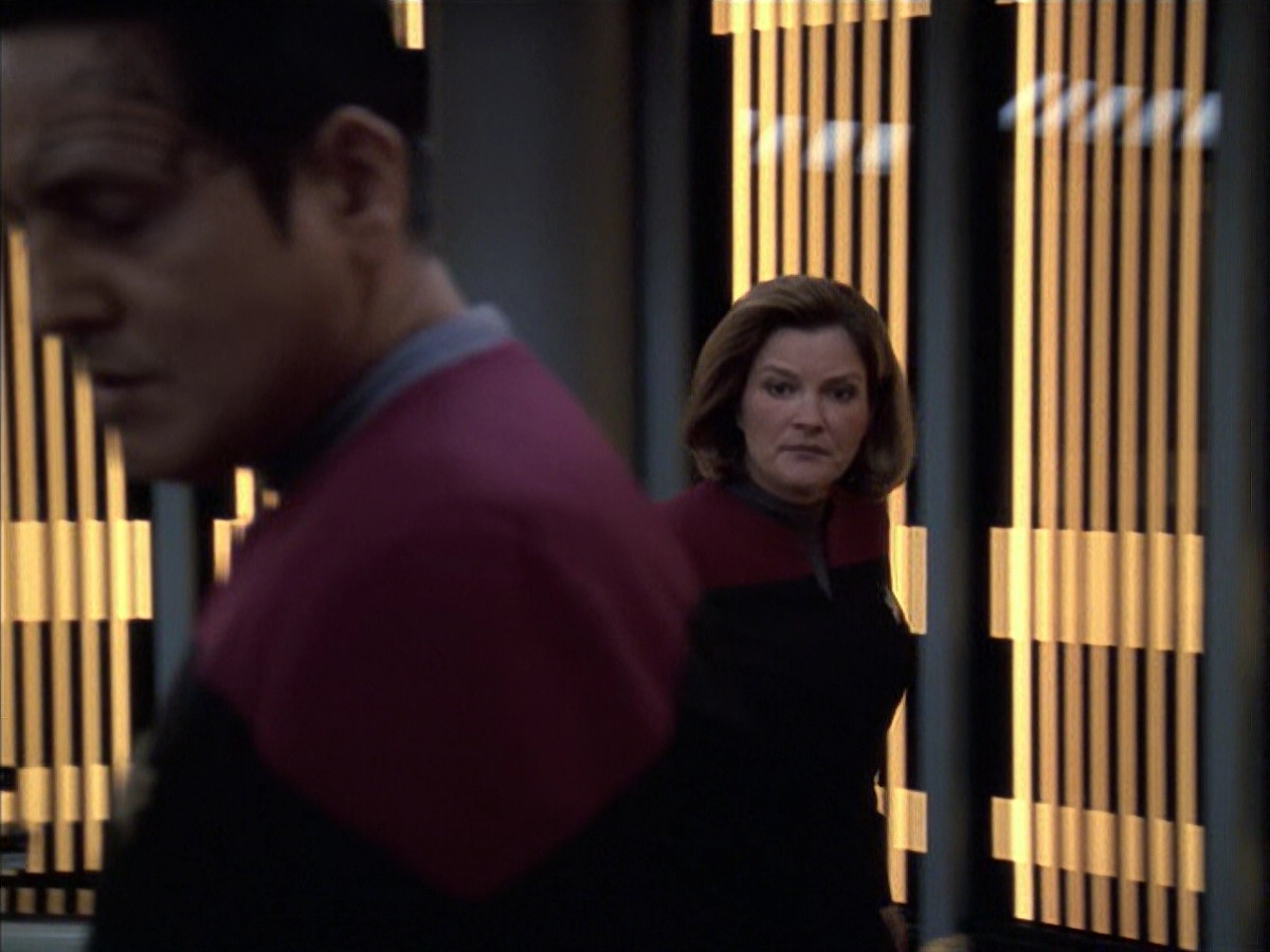 extant_StarTrek_VOY_6x14-Memorial_01287.jpg