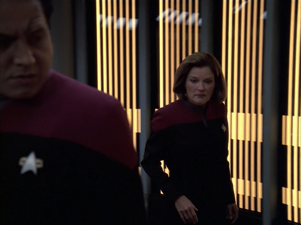 extant_StarTrek_VOY_6x14-Memorial_01288.jpg