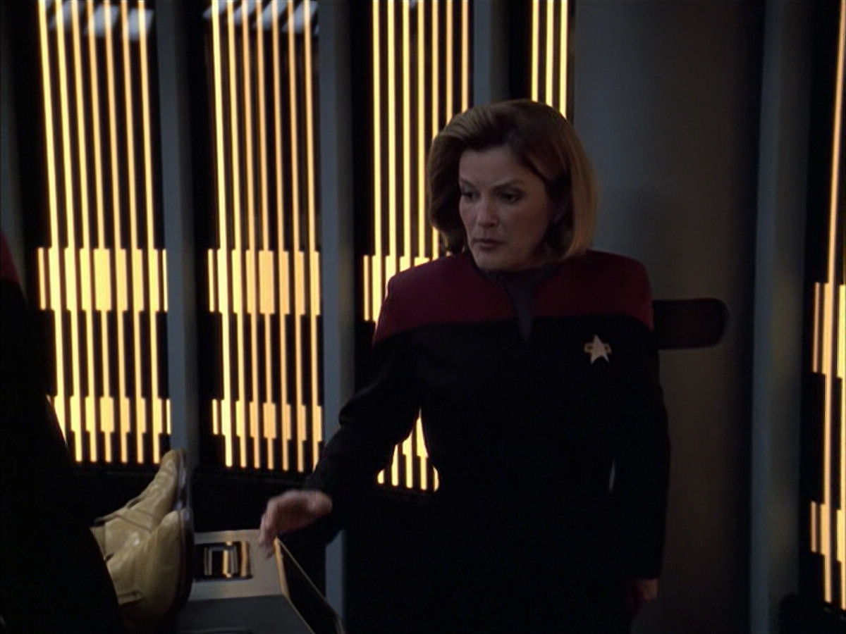 extant_StarTrek_VOY_6x14-Memorial_01290.jpg