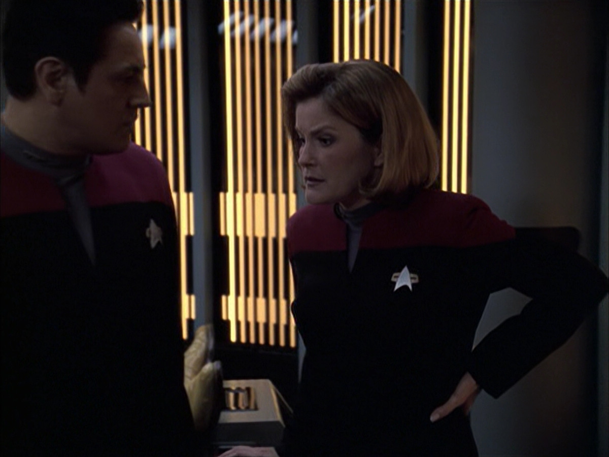 extant_StarTrek_VOY_6x14-Memorial_01292.jpg