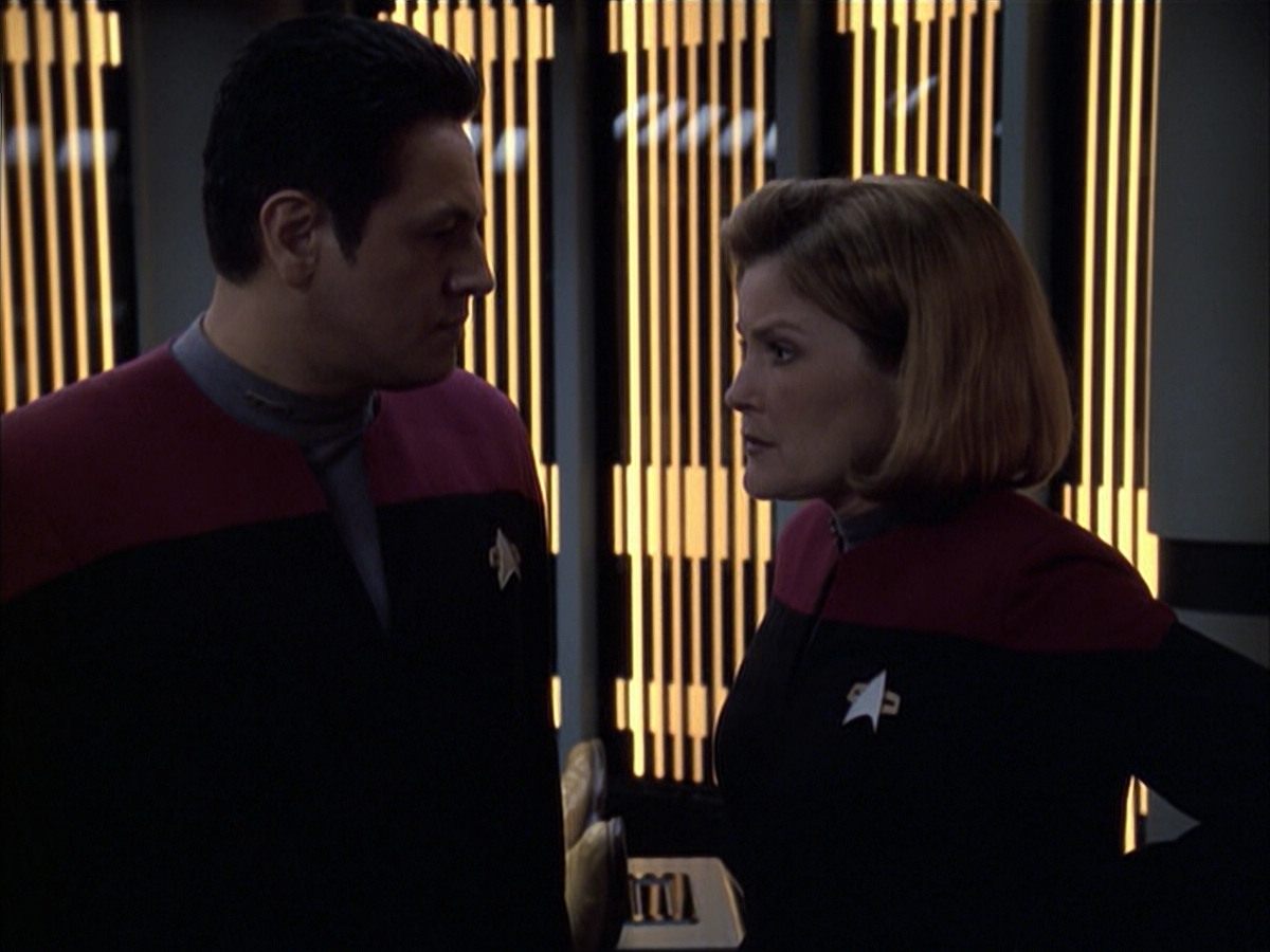 extant_StarTrek_VOY_6x14-Memorial_01294.jpg