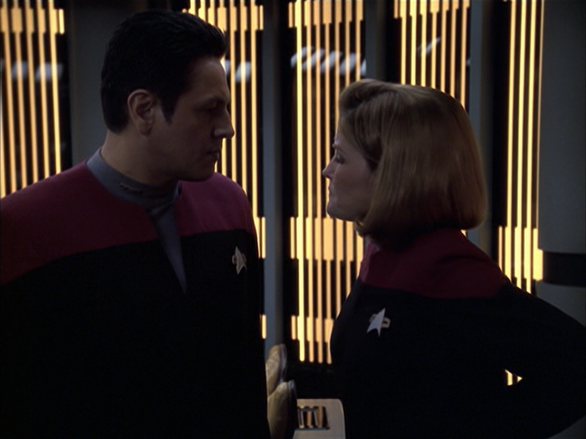 extant_StarTrek_VOY_6x14-Memorial_01296.jpg