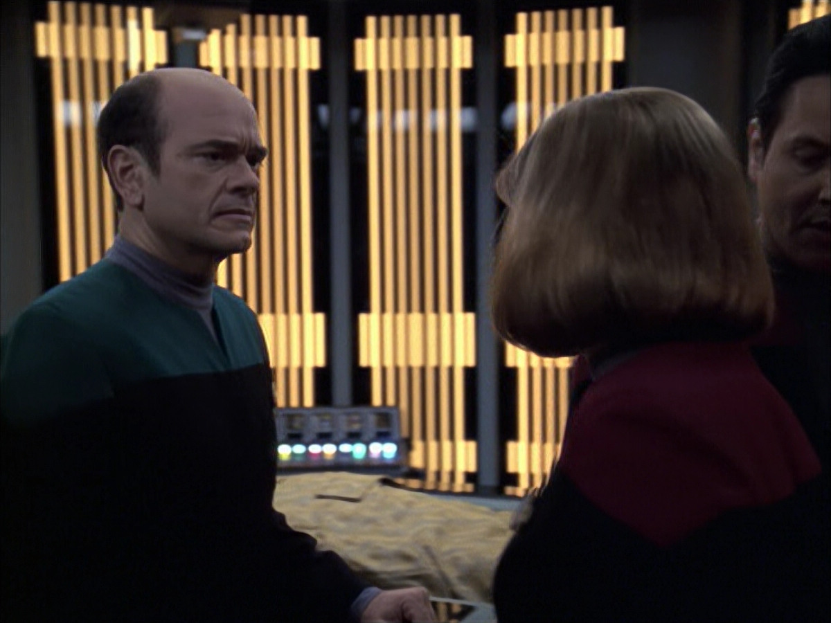 extant_StarTrek_VOY_6x14-Memorial_01306.jpg