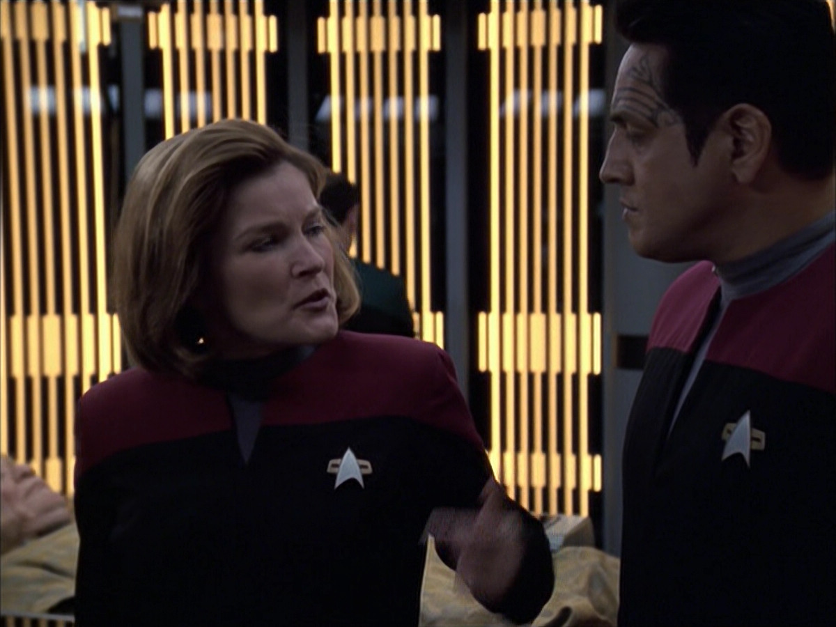 extant_StarTrek_VOY_6x14-Memorial_01315.jpg