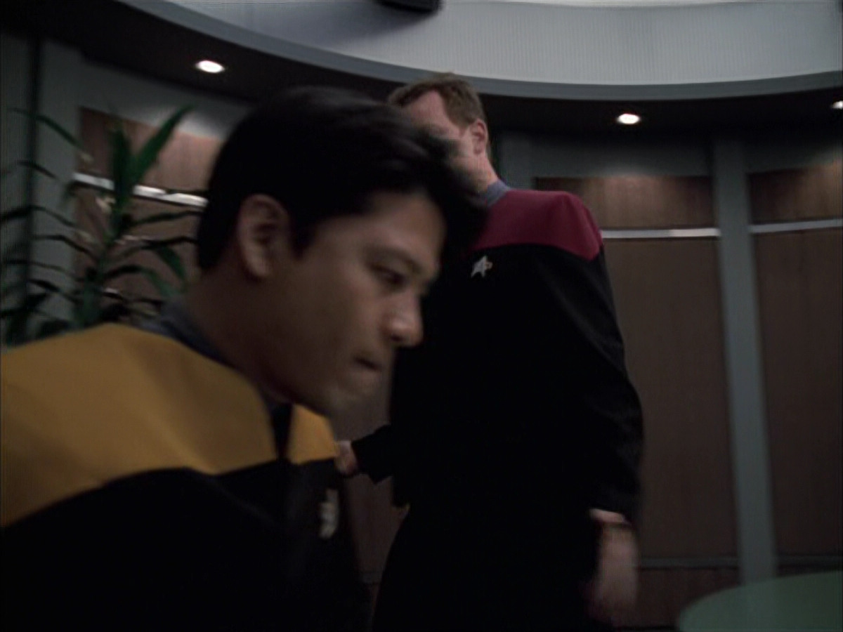 extant_StarTrek_VOY_6x14-Memorial_01326.jpg