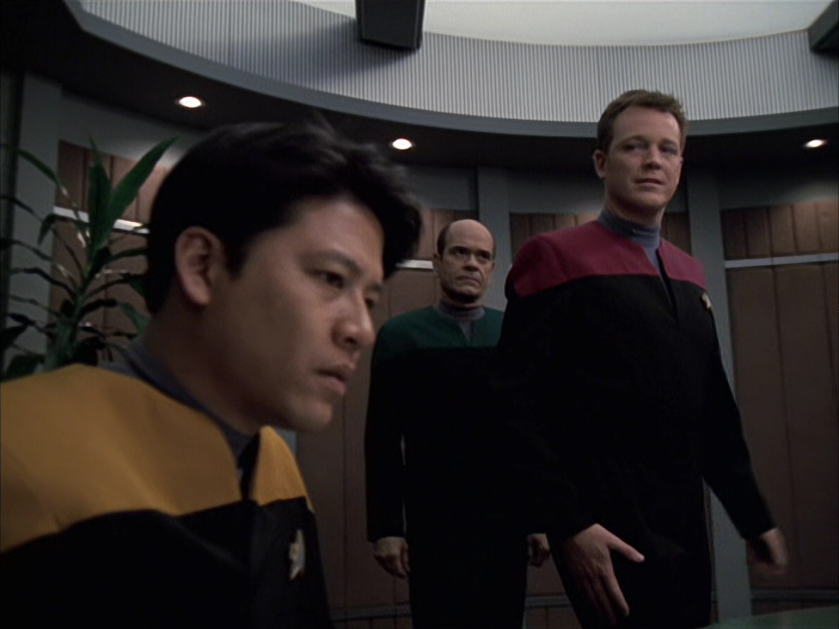 extant_StarTrek_VOY_6x14-Memorial_01335.jpg