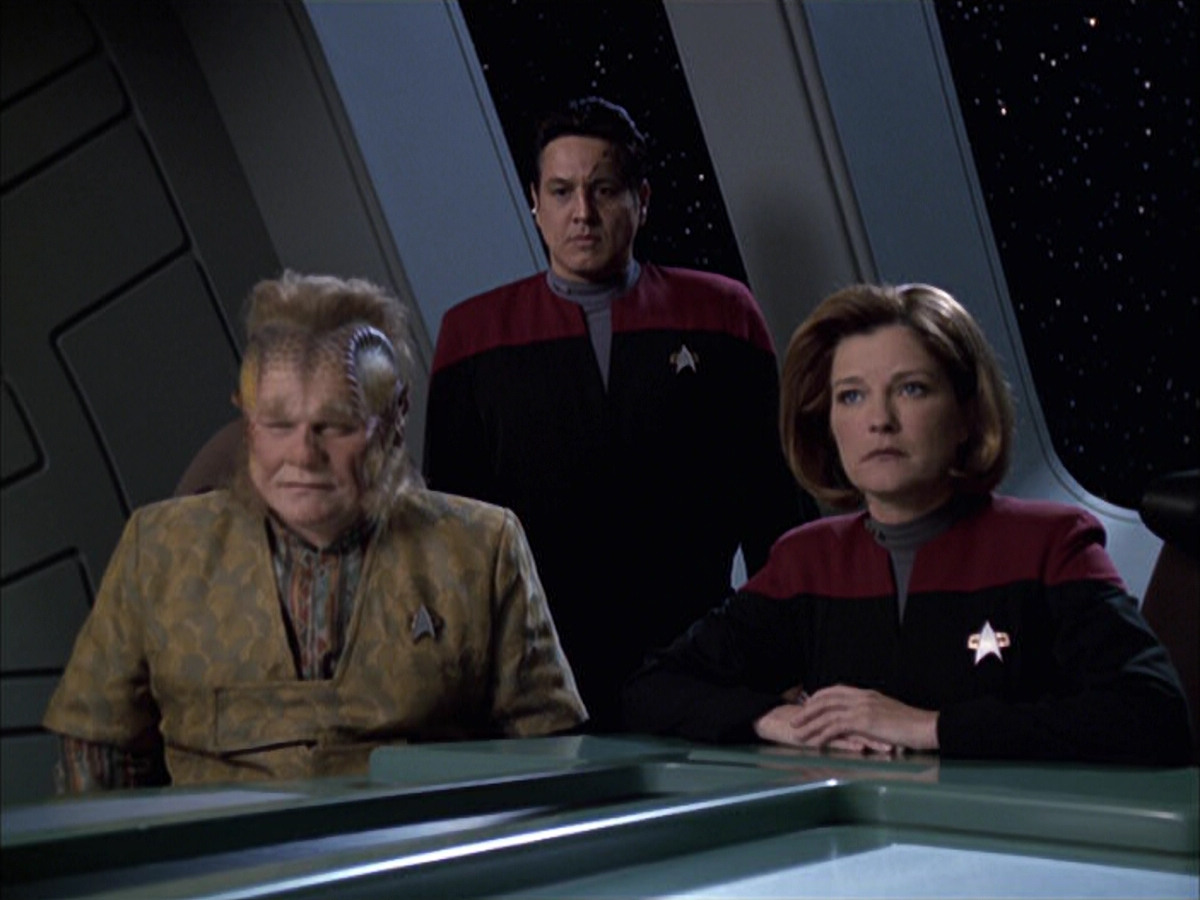 extant_StarTrek_VOY_6x14-Memorial_01339.jpg