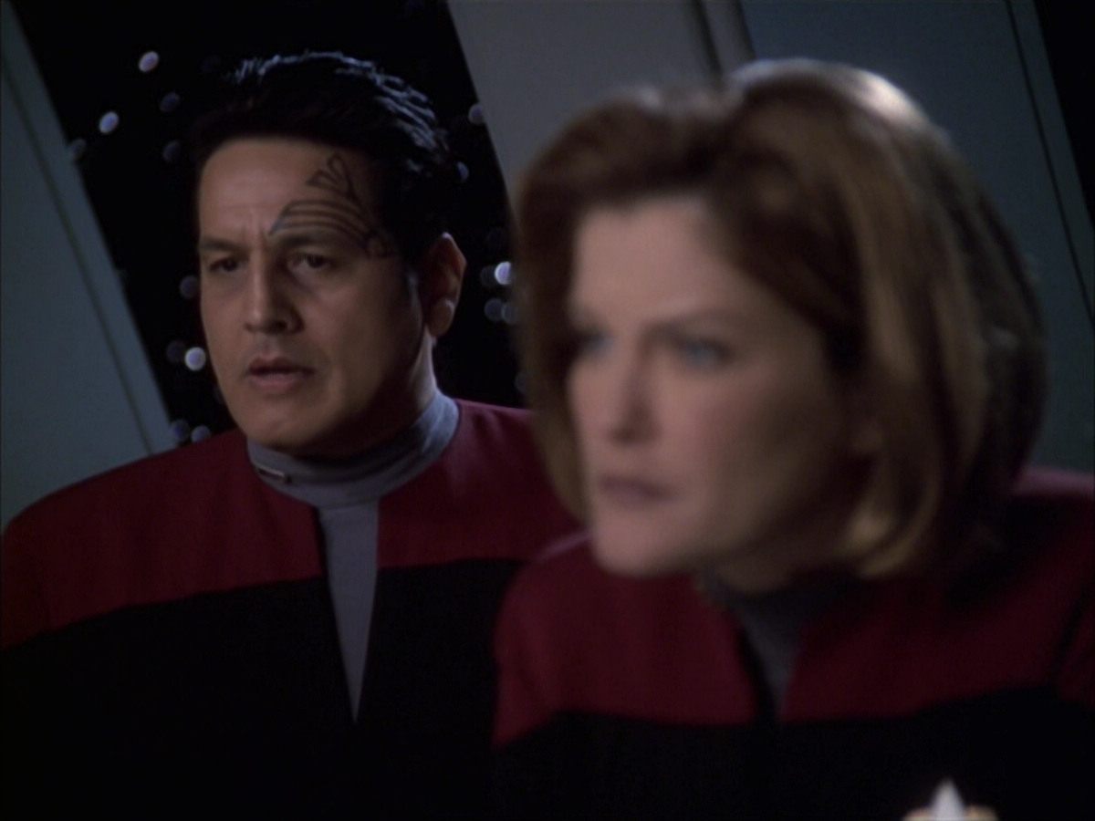 extant_StarTrek_VOY_6x14-Memorial_01430.jpg