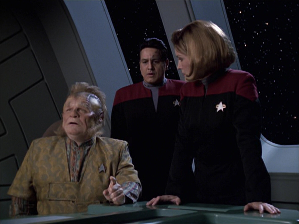 extant_StarTrek_VOY_6x14-Memorial_01454.jpg