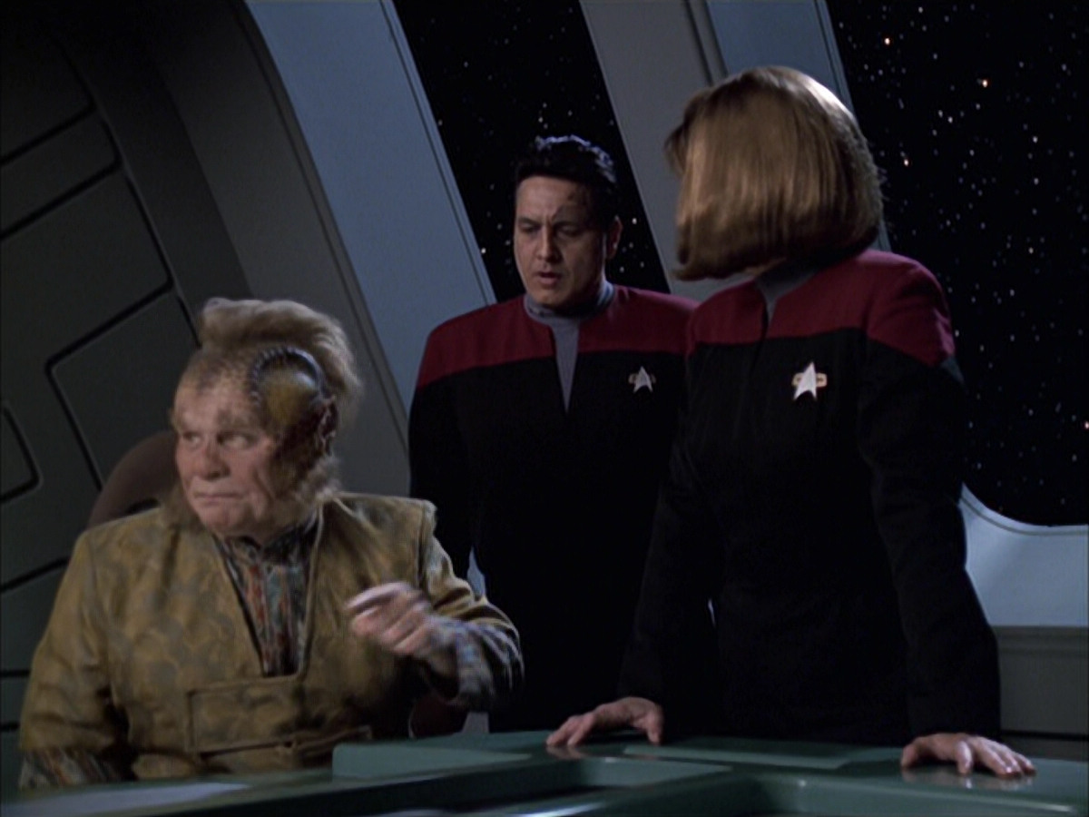extant_StarTrek_VOY_6x14-Memorial_01465.jpg
