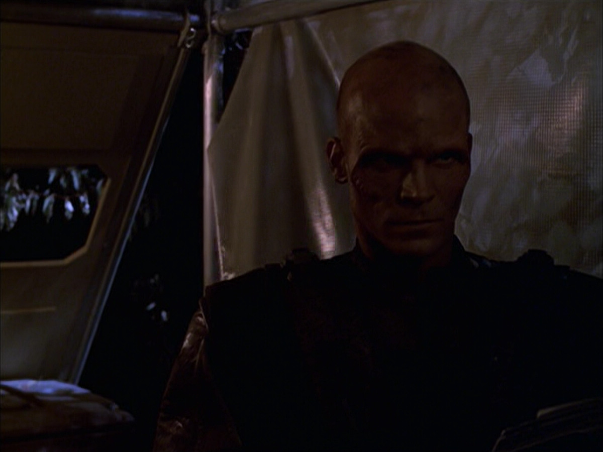 extant_StarTrek_VOY_6x14-Memorial_01483.jpg