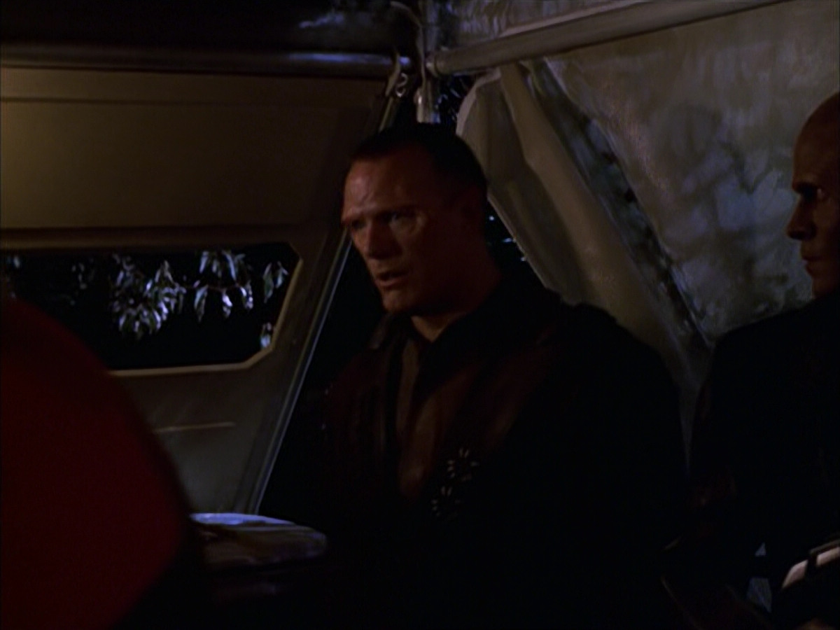 extant_StarTrek_VOY_6x14-Memorial_01485.jpg