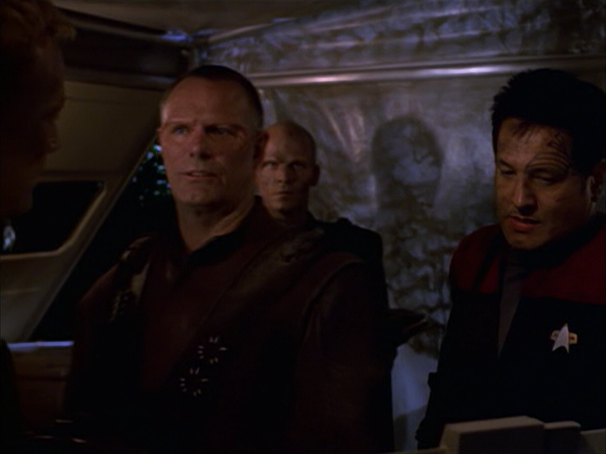 extant_StarTrek_VOY_6x14-Memorial_01496.jpg