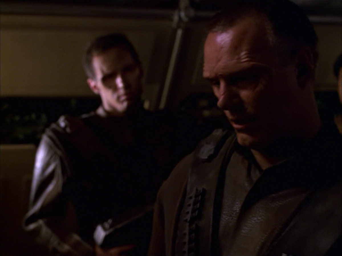 extant_StarTrek_VOY_6x14-Memorial_01502.jpg