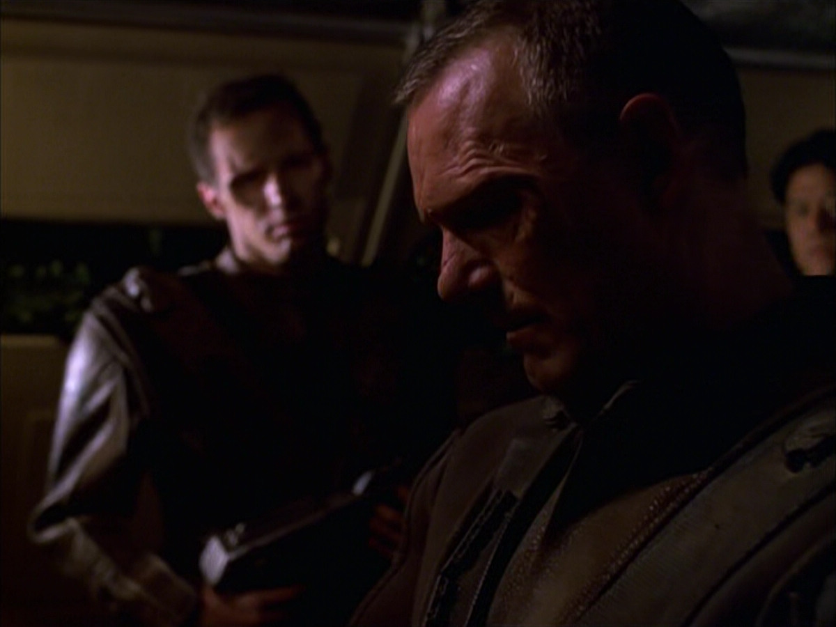 extant_StarTrek_VOY_6x14-Memorial_01504.jpg