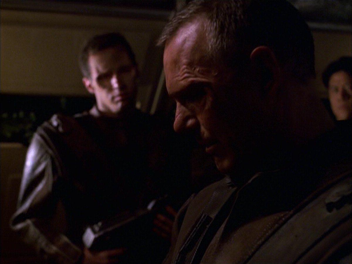 extant_StarTrek_VOY_6x14-Memorial_01506.jpg
