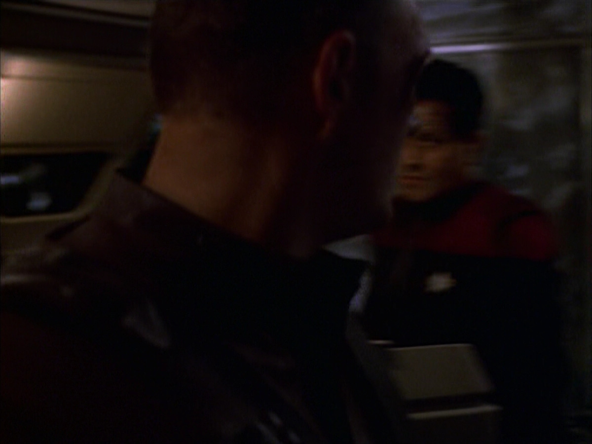 extant_StarTrek_VOY_6x14-Memorial_01509.jpg