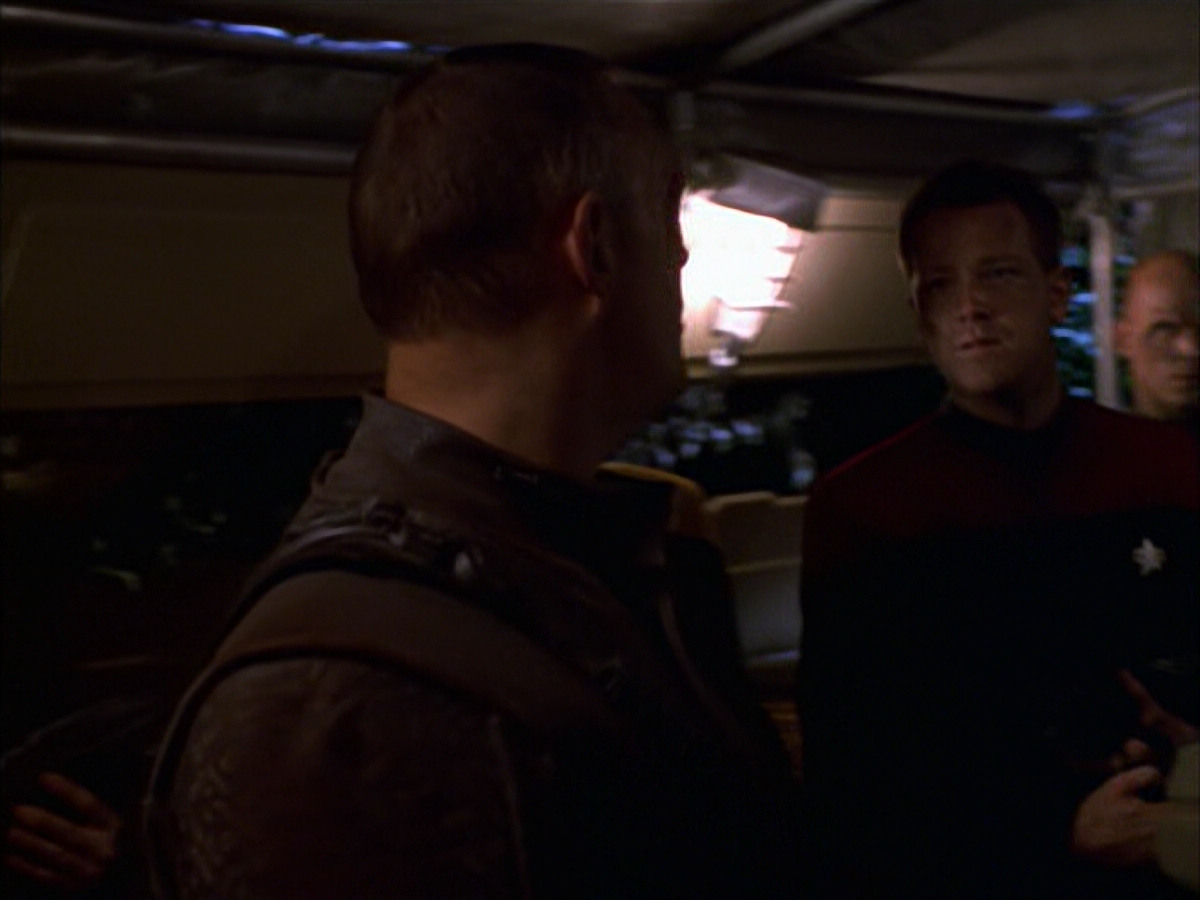extant_StarTrek_VOY_6x14-Memorial_01540.jpg