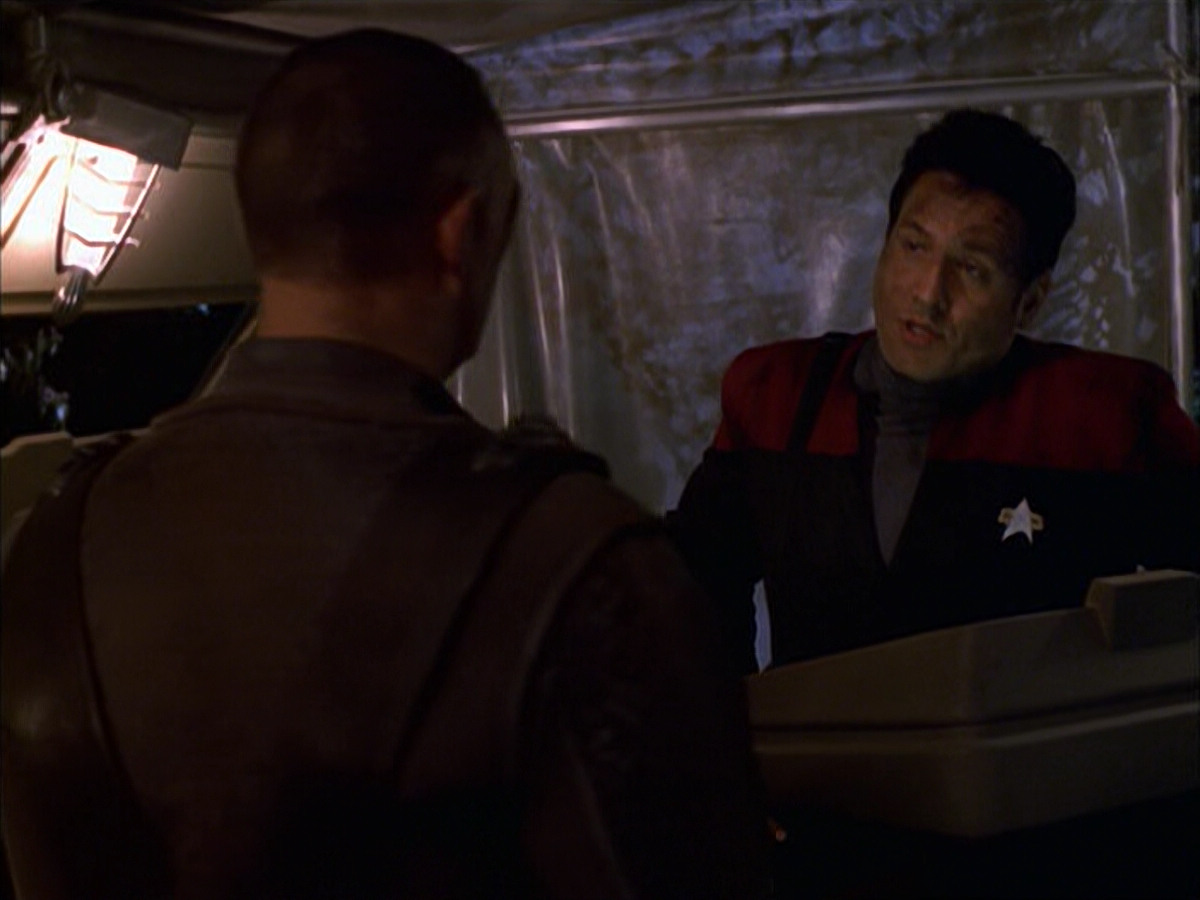 extant_StarTrek_VOY_6x14-Memorial_01556.jpg