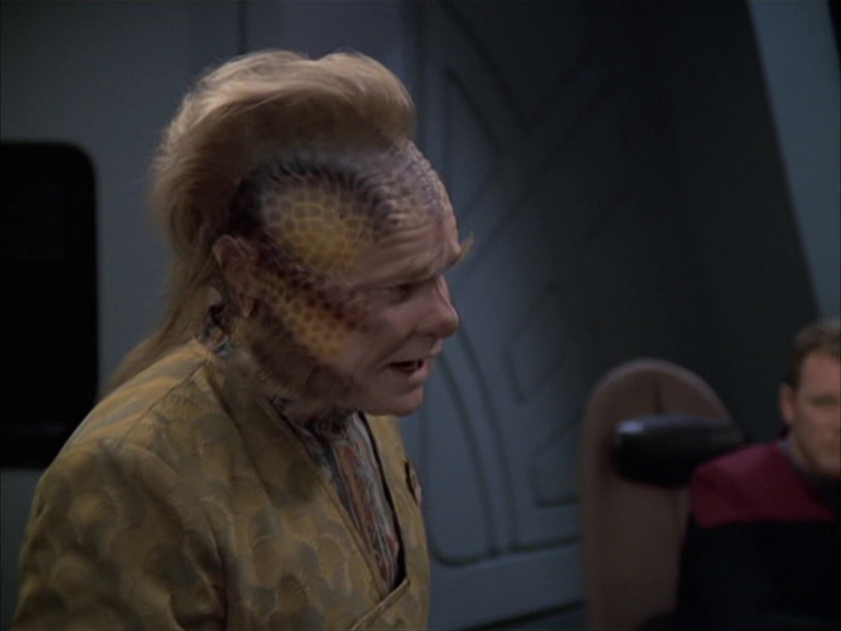 extant_StarTrek_VOY_6x14-Memorial_01612.jpg