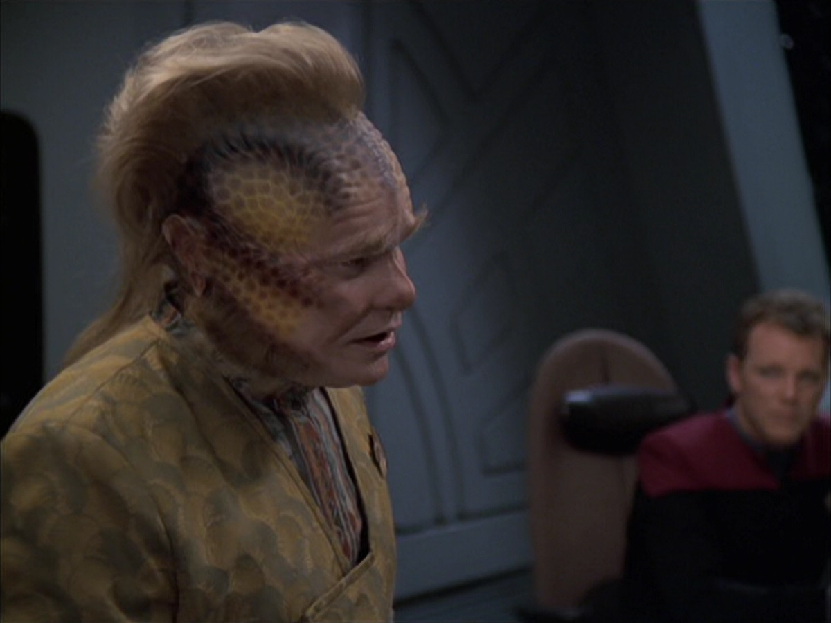 extant_StarTrek_VOY_6x14-Memorial_01613.jpg