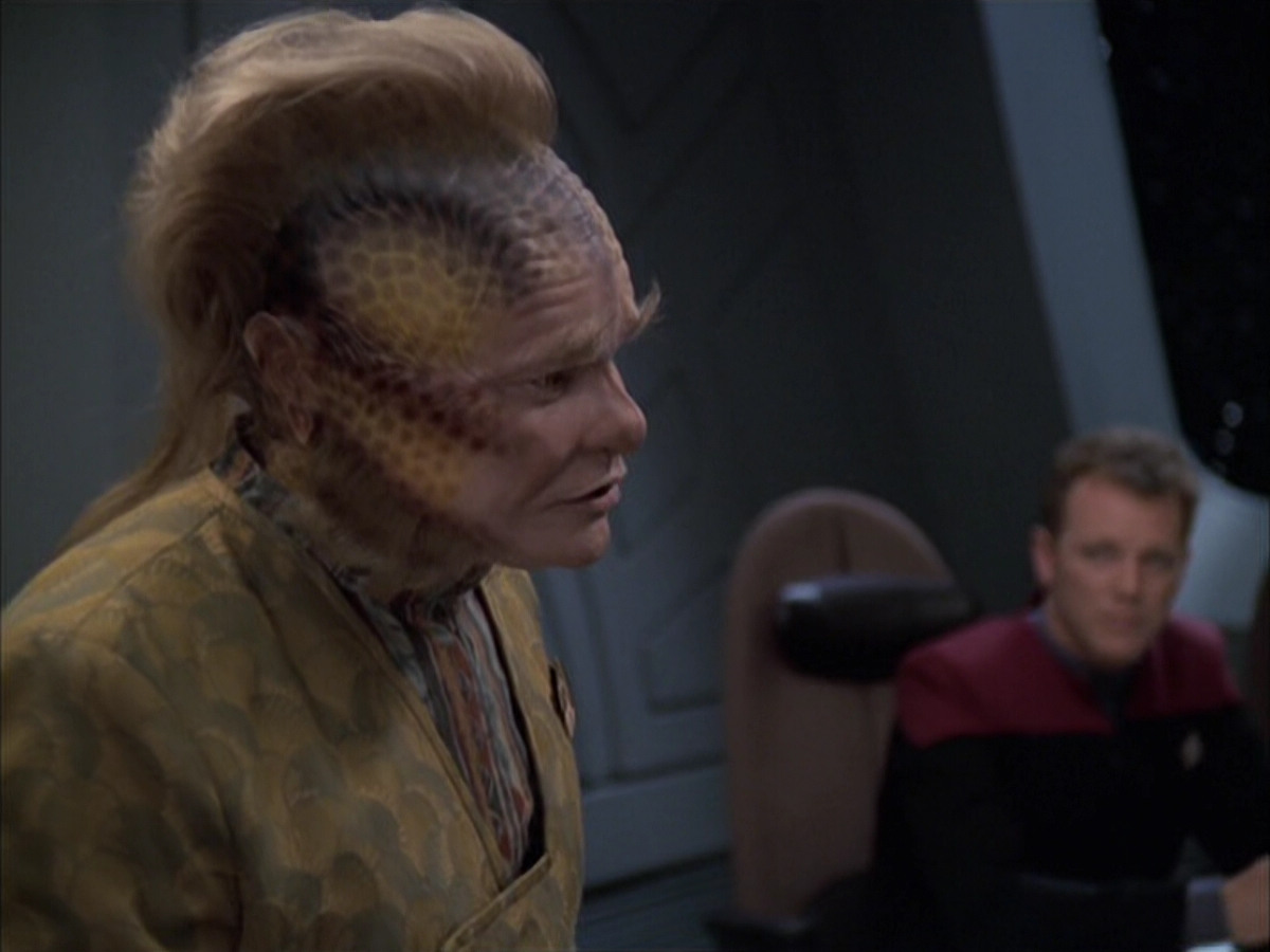 extant_StarTrek_VOY_6x14-Memorial_01615.jpg