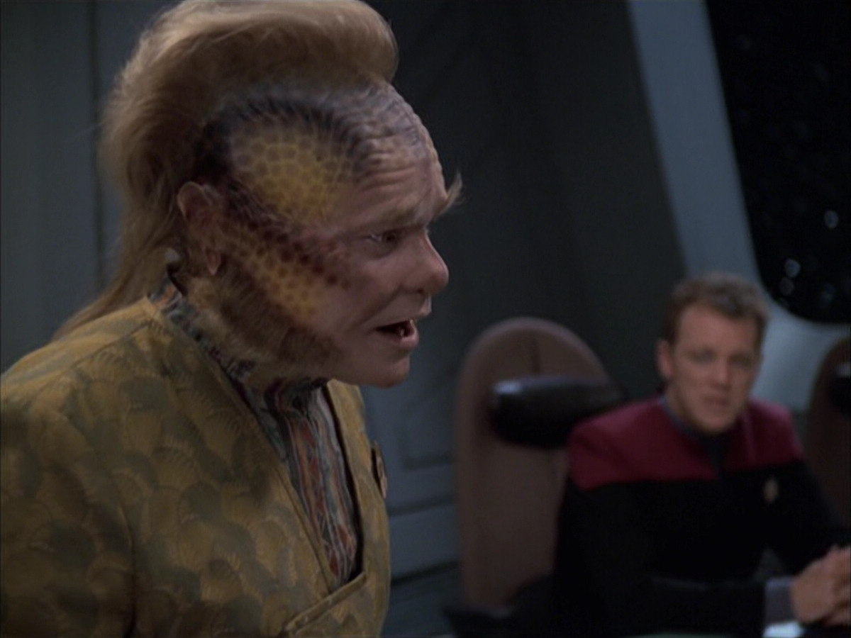 extant_StarTrek_VOY_6x14-Memorial_01616.jpg