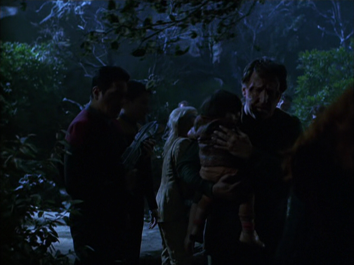 extant_StarTrek_VOY_6x14-Memorial_01638.jpg