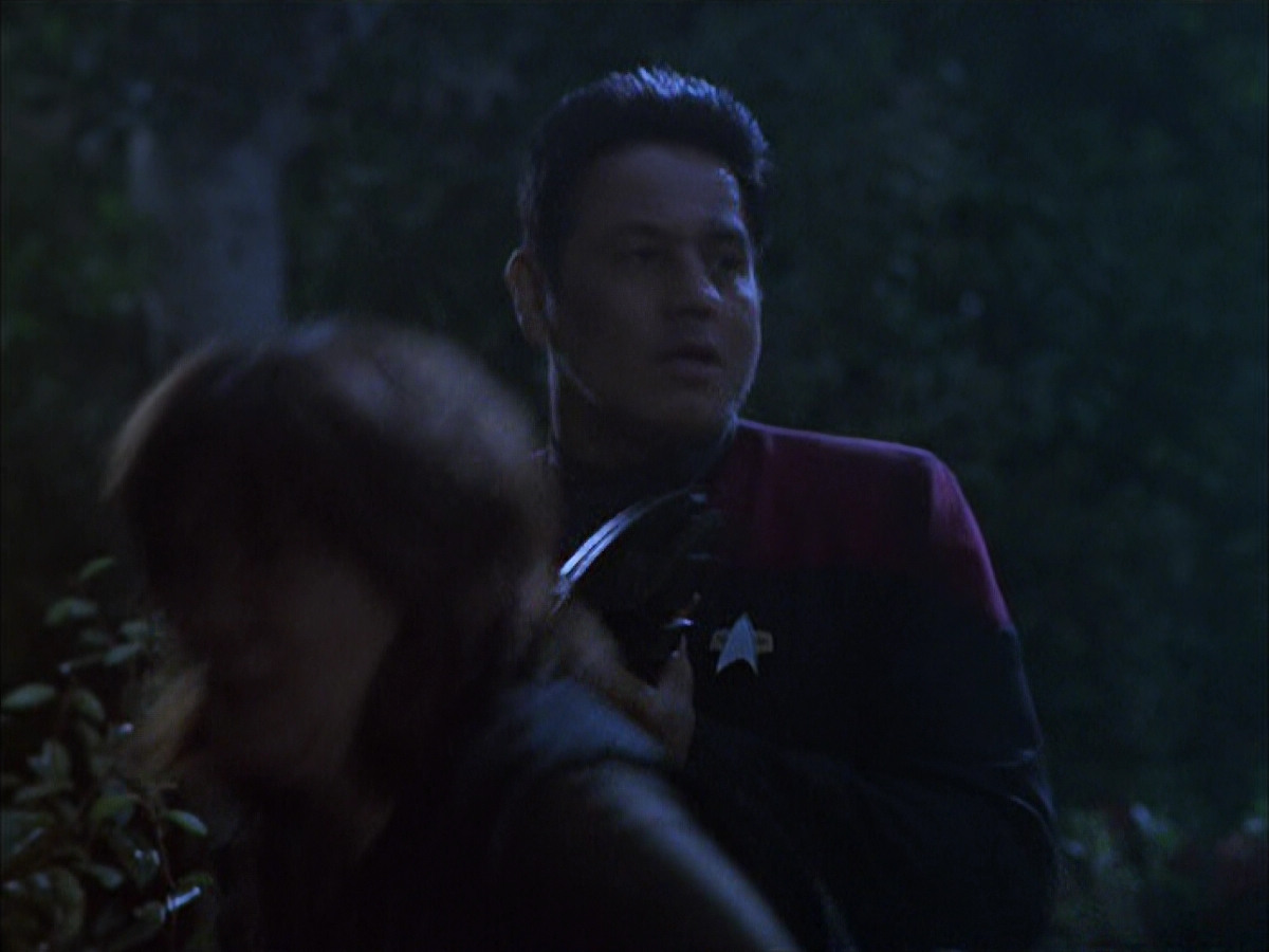 extant_StarTrek_VOY_6x14-Memorial_01656.jpg