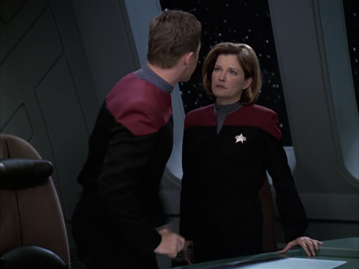 extant_StarTrek_VOY_6x14-Memorial_01671.jpg