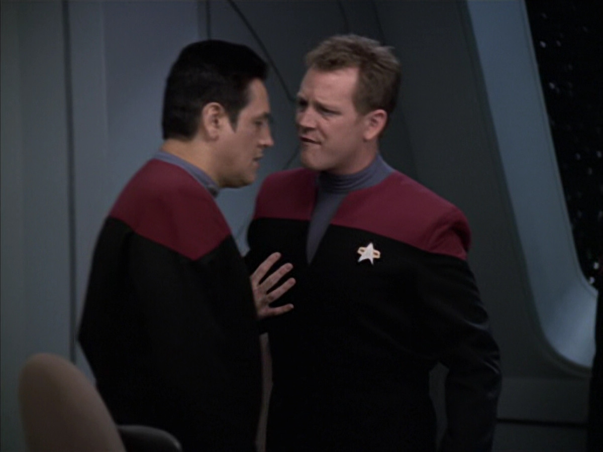 extant_StarTrek_VOY_6x14-Memorial_01675.jpg