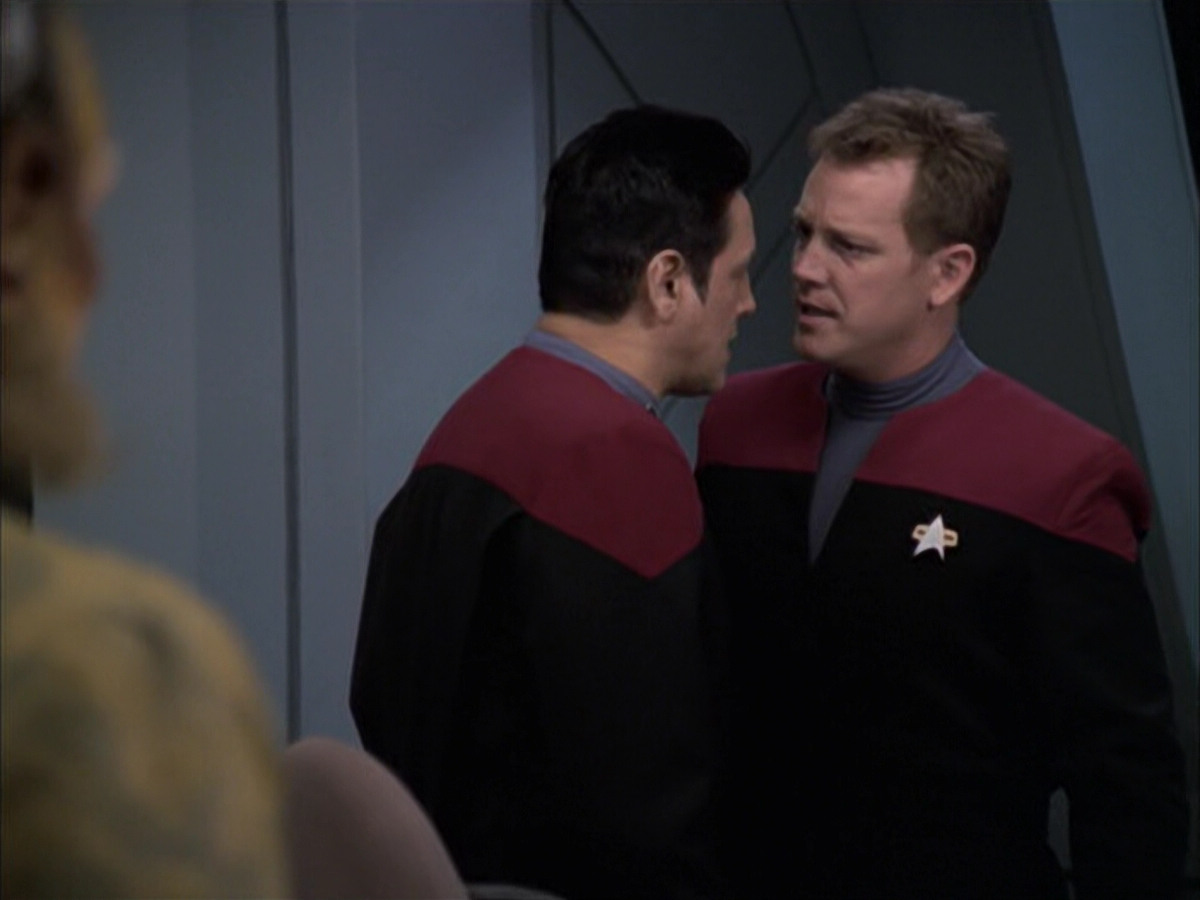 extant_StarTrek_VOY_6x14-Memorial_01677.jpg