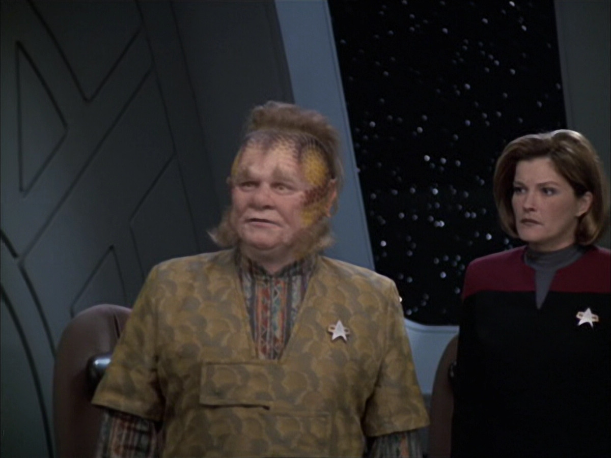 extant_StarTrek_VOY_6x14-Memorial_01687.jpg