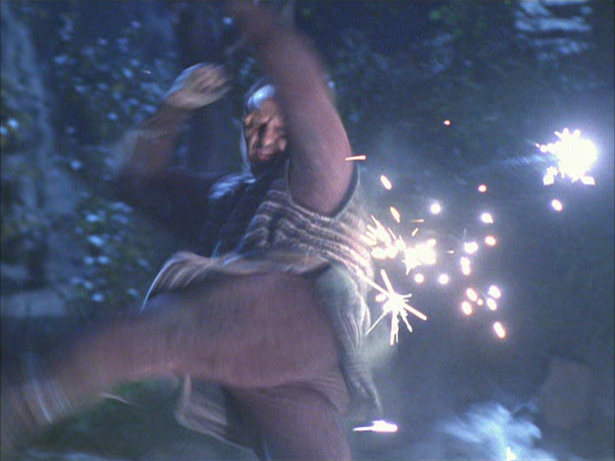 extant_StarTrek_VOY_6x14-Memorial_01722.jpg