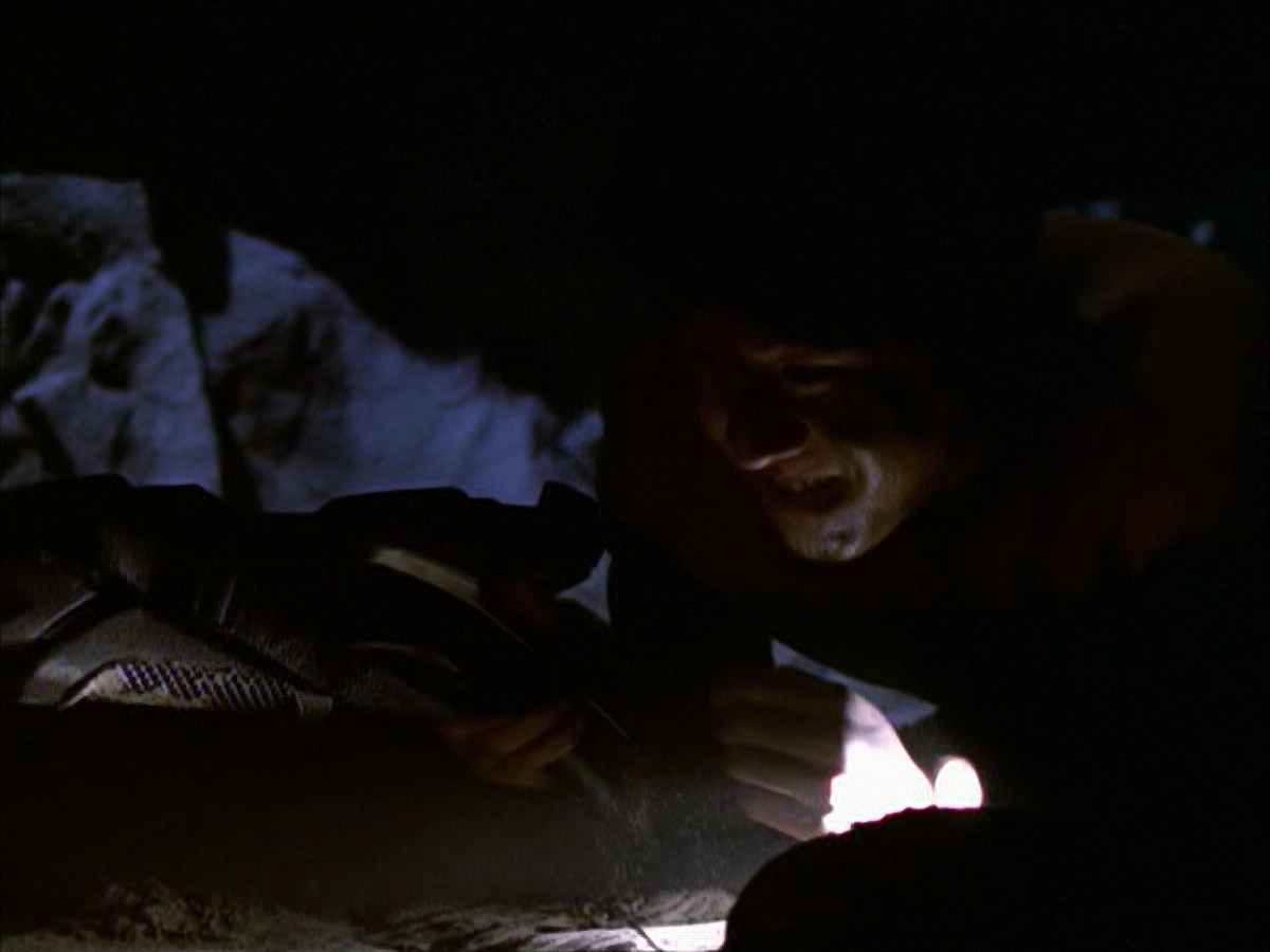 extant_StarTrek_VOY_6x14-Memorial_01784.jpg