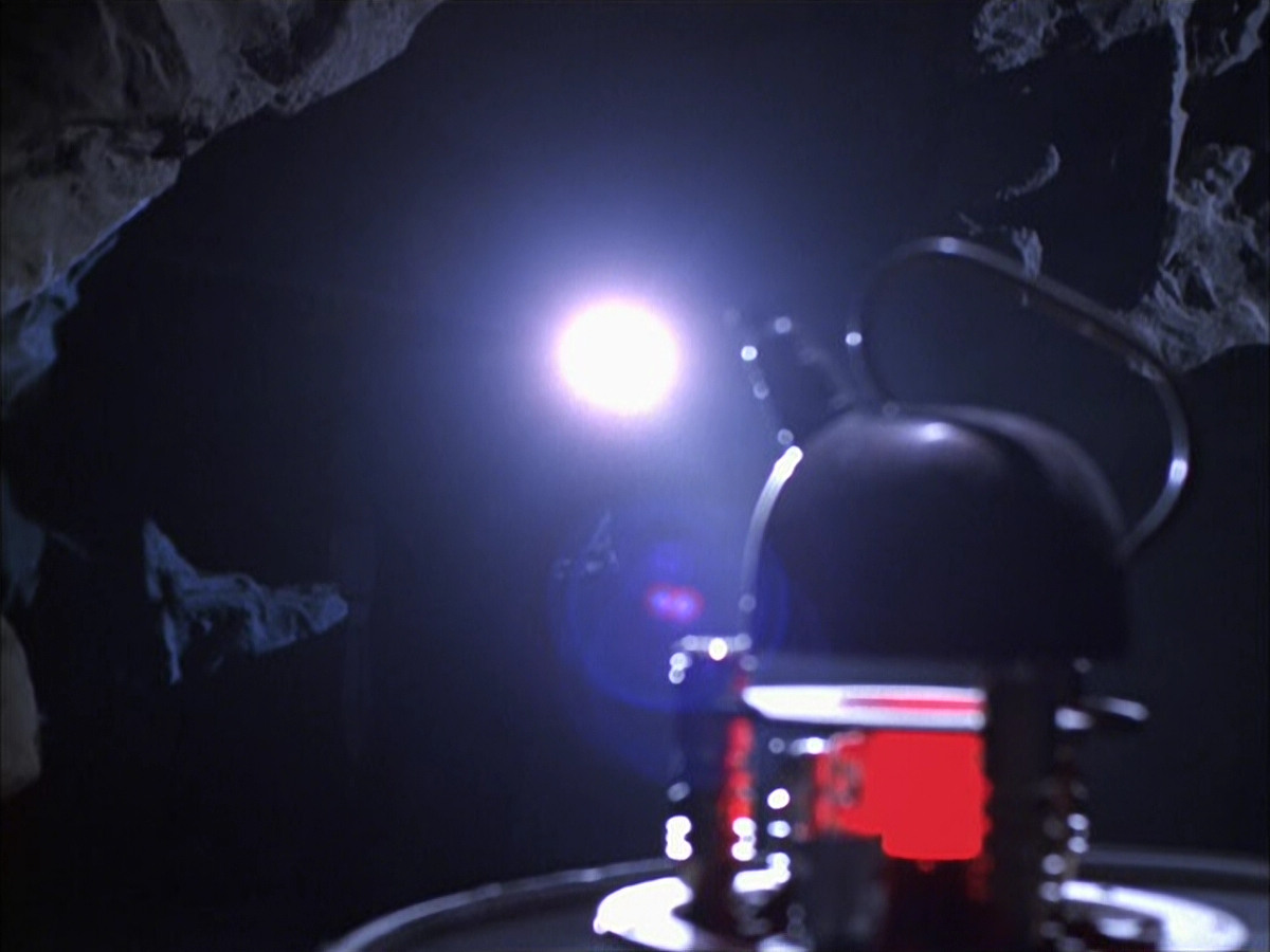 extant_StarTrek_VOY_6x14-Memorial_01812.jpg