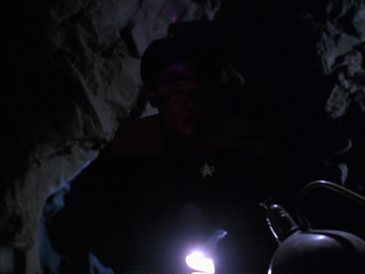 extant_StarTrek_VOY_6x14-Memorial_01822.jpg