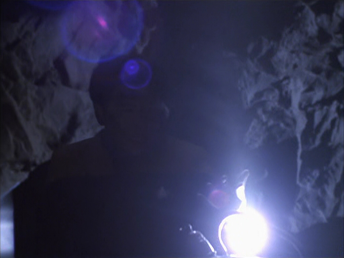 extant_StarTrek_VOY_6x14-Memorial_01825.jpg
