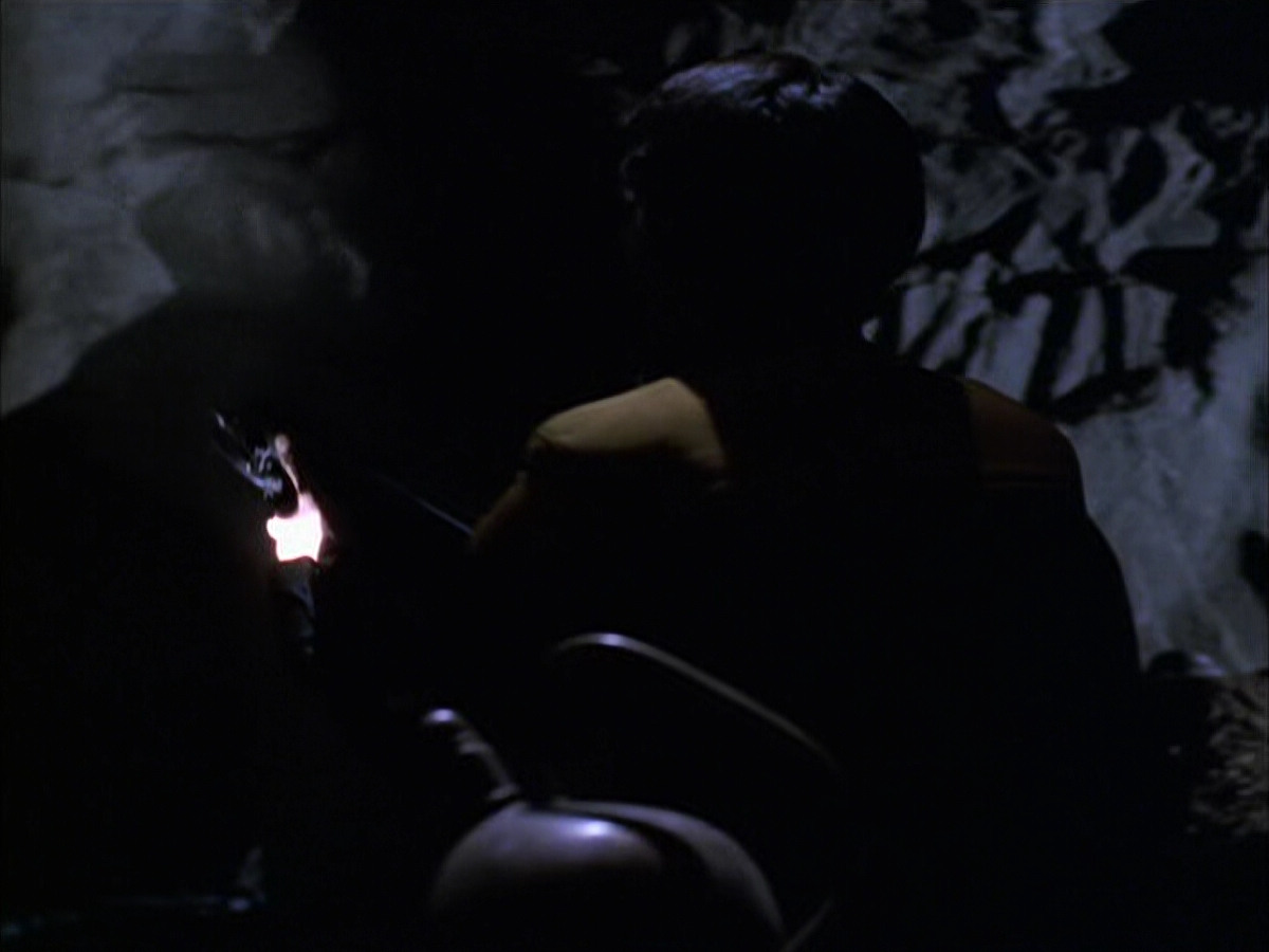 extant_StarTrek_VOY_6x14-Memorial_01829.jpg