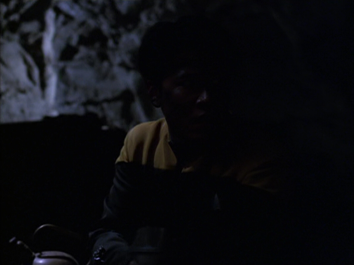 extant_StarTrek_VOY_6x14-Memorial_01839.jpg