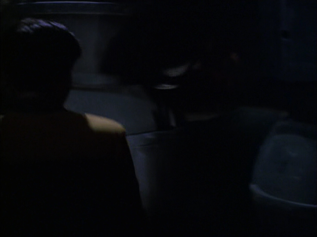 extant_StarTrek_VOY_6x14-Memorial_01846.jpg