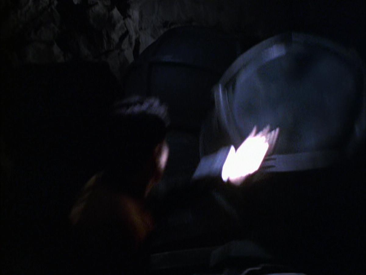extant_StarTrek_VOY_6x14-Memorial_01848.jpg