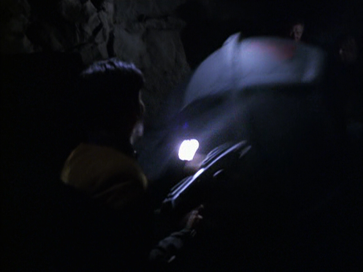 extant_StarTrek_VOY_6x14-Memorial_01849.jpg
