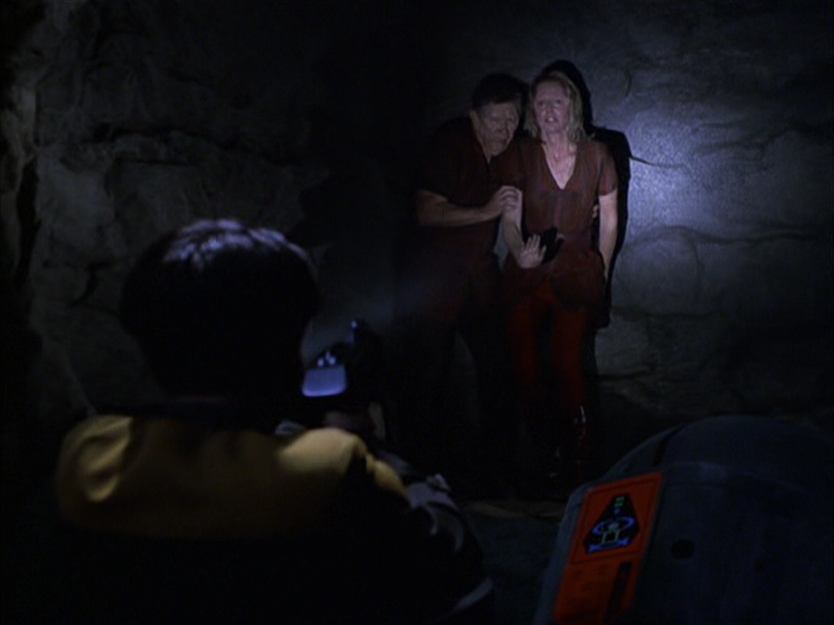 extant_StarTrek_VOY_6x14-Memorial_01854.jpg