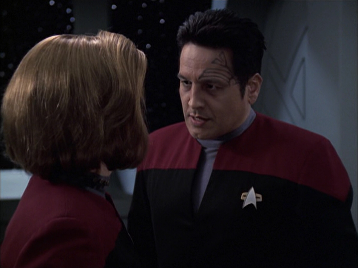 extant_StarTrek_VOY_6x14-Memorial_01917.jpg